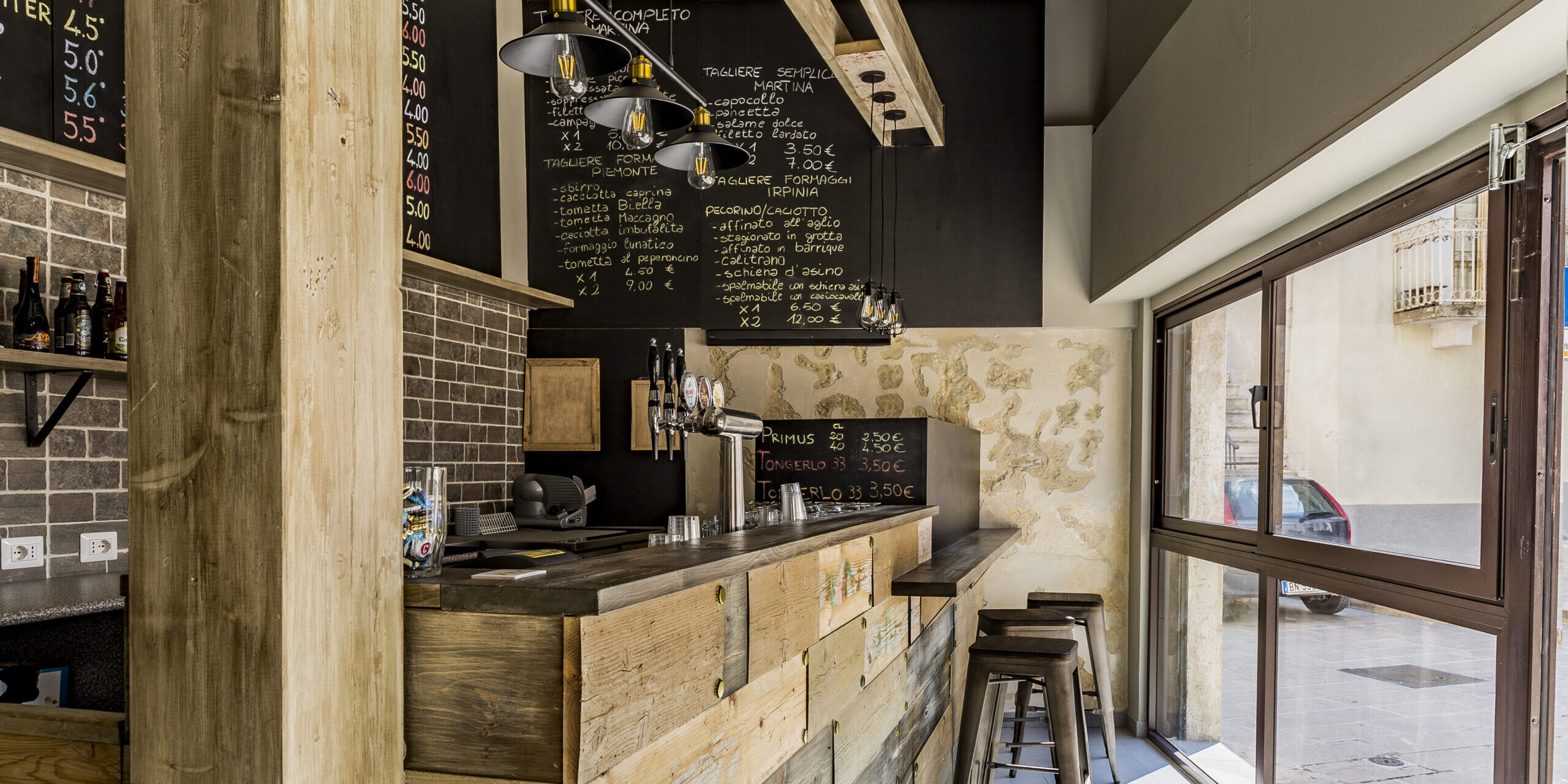 l'immagine di copertina mostra il bancone della birreria Jedes, l'imamgine sta ad indicare come progettare con sostenibilità è stata una sfida che ha dato un opportunità unica ed accogliente