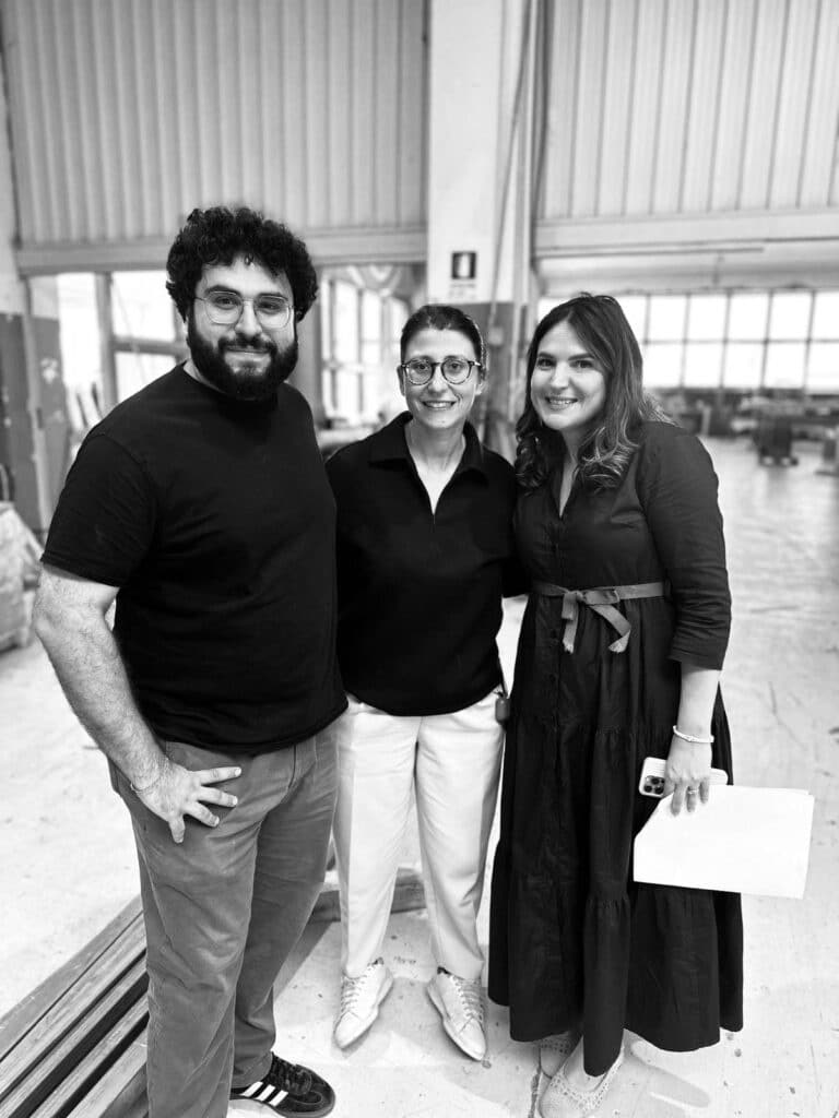 Foto in bianco e nero di Silvia insieme ai rappresentanti dell’azienda Sprech che ha realizzato il prototipo Moonglow