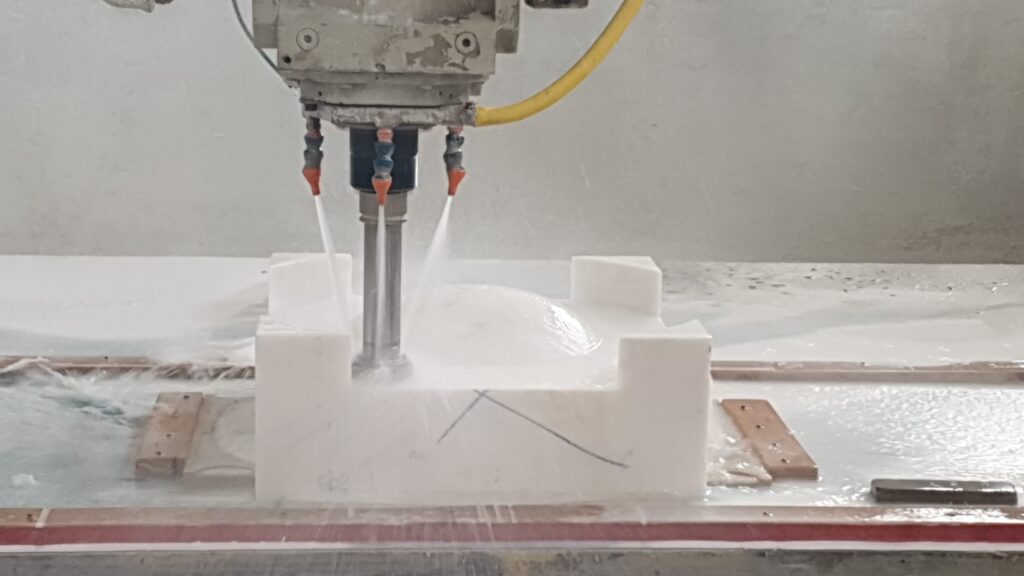 dettaglio della lavorazione del lavabo Tilt grezzo , scolpito da una macchina CNC in laboratorio